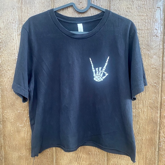 Cropped Black Sign of the Horns / Devil’s Horns Hand T-shirt Size Medium - Picture 8 of 8